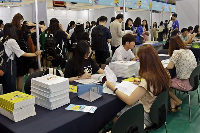 지난 8월 단국대 천안캠퍼스에서 열린 '충남도교육청 수시모집 진로진학박람회'에서 진학상담을 하는 전국의 예비 수험생들. 단국대 제공