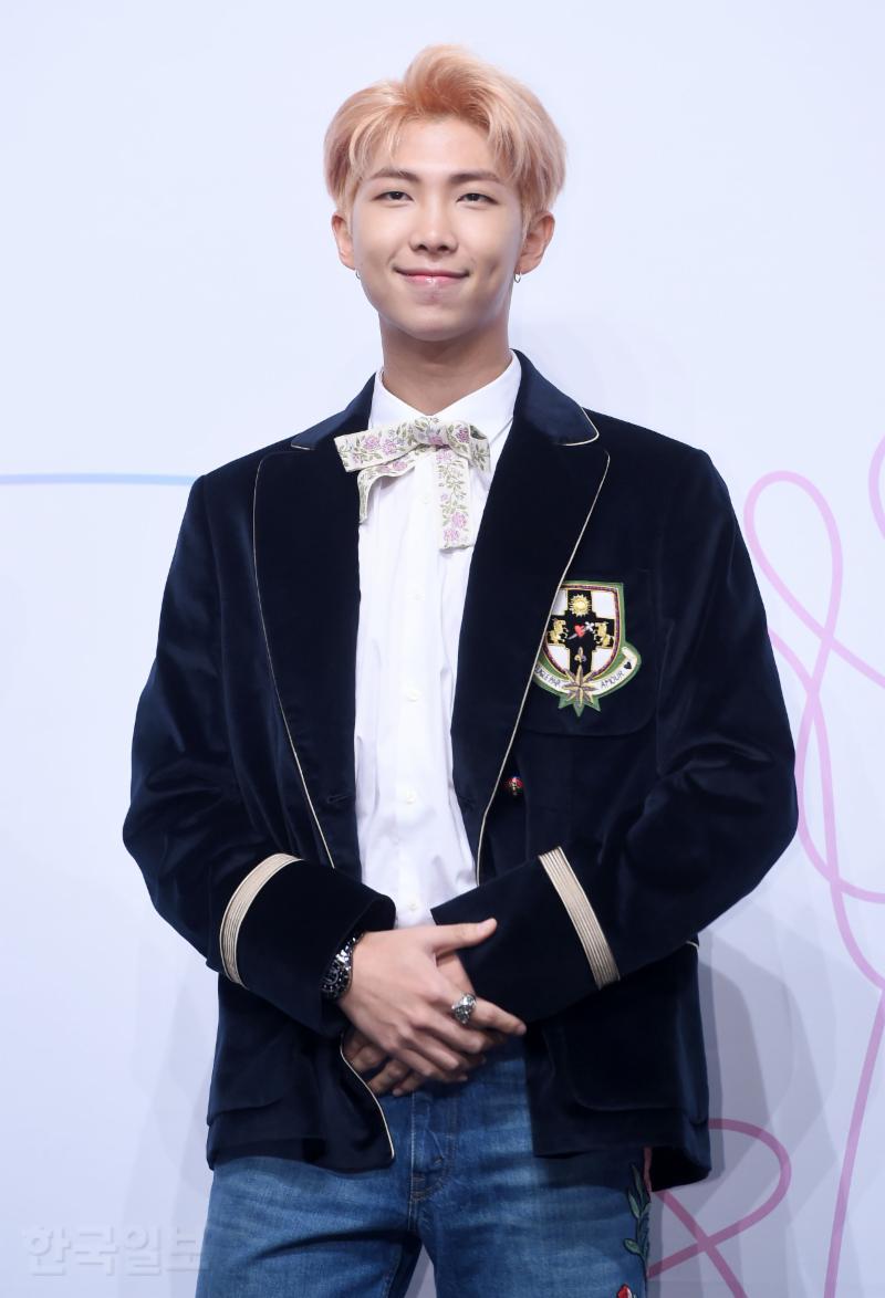 방탄소년단 랩몬스터가 18일 오전 서울 소공동 롯데호텔에서 열린 새 미니앨범 'LOVE YOURSELF 承 Her' 발매기념 기자간담회에 참석해 포즈를 취하고 있다.