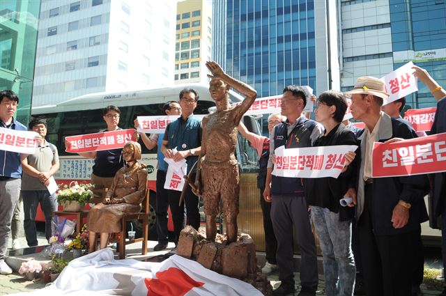 민주노총 부산본부가 18일 오전 11시 부산 동구 초량동 일본영사관 앞에서 ‘강제징용노동자상’ 건립에 돌입하며 기자회견을 열고 있다.