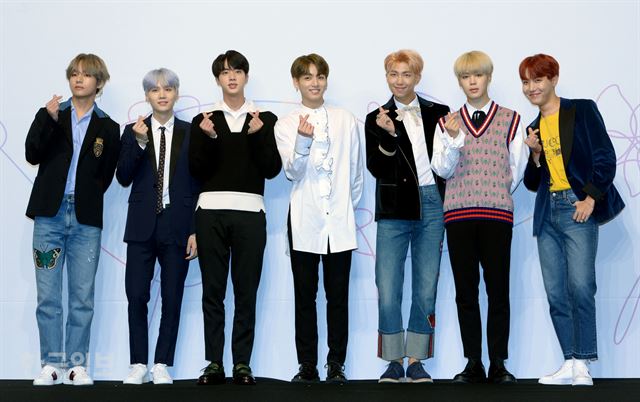 아이돌그룹 방탄소년단 멤버 뷔(왼쪽부터)와 슈가, 진, 정국, 랩몬스터, 지민, 제이홉이 18일 오후 서울 중구 한 호텔에서 열린 새 앨범 '러브 유어 셀프 승(承) 허(Her)' 발매 기자간담회에서 포토타임을 가지고 있다. 최지이 인턴기자