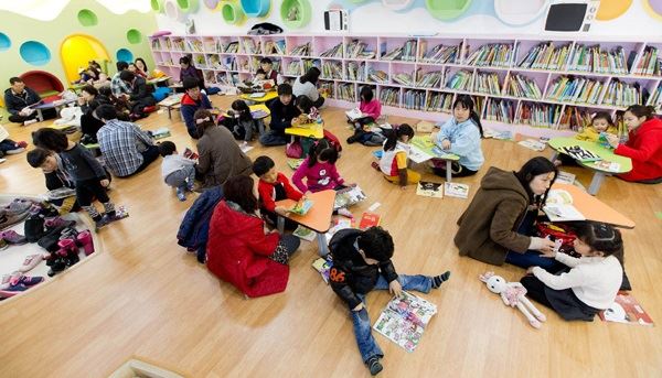 국립세종도서관 지하에 마련된 어린이 열람실에서 아이, 학부모들이 빼곡히 앉아 책을 보고 있다. 국립세종도서관 제공