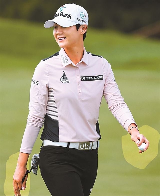 박성현이 17일 프랑스 에비앙레뱅의 에비앙 리조트 골프클럽에서 열린 미국여자프로골프(LPGA) 투어 시즌 마지막 메이저 대회인 에비앙 챔피언십 2라운드 5번홀에서 파세이브한 뒤 미소 짓고 있다. 그는 세계랭킹 2위를 탈환했다. LG전자 제공=연합뉴스