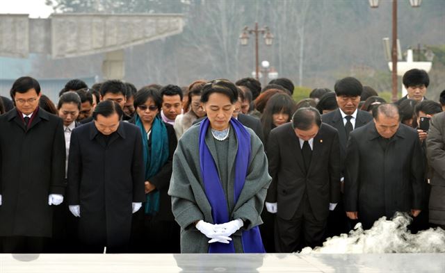 2013년 아웅산 수치 여사가 광주 5.18묘역을 참배하고 있다. 광주시 제공.