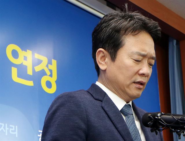 장남이 필로폰 투약 혐의로 긴급체포되자 해외출장을 중단하고 귀국한 남경필 경기도지사가 19일 오전 수원시 경기도청에서 기자회견을 갖고 사과하고 있다. 연합뉴스