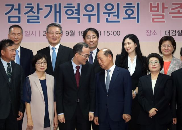 19일 오후 서초동 대검찰청에서 열린 검찰개혁위원회 발족식이 열려 기념 사진 촬영 중 취재진들이 파이팅 포즈를 요청하자 송두환 위원장과 문무일 검찰총장이 이에 대해 상의하고 있다. 서울=연합뉴스