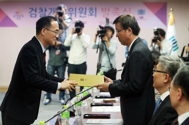 19일 오후 서초동 대검찰청에서 열린 검찰개혁위원회 발족식이 열려 문무일 검찰총장(왼쪽)이 위원들이게 위촉장을 건네고 있다. 서울=연합뉴스