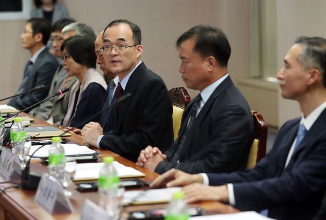 19일 오후 서초동 대검찰청에서 열린 검찰개혁위원회 발족식이 열려 문무일 검찰총장이 모두발언을 하고 있다. 서울=연합뉴스