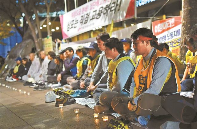 동양시멘트(현 삼표시멘트) 해고 노동자들이 지난해 10월 삼표그룹 본사가 있는 서울 광화문 이마빌딩 입구 앞에서 해고 철회를 요구하며 농성을 하고 있다. 민주노총 강원지역본부 제공