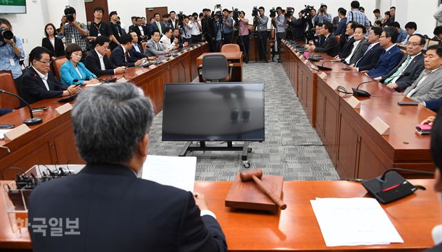 19일 국회에서 열린 국민의당 의원총회에서 김동철 원내대표가 발언하고 있다. 오대근기자inliner@hankookilbo.com