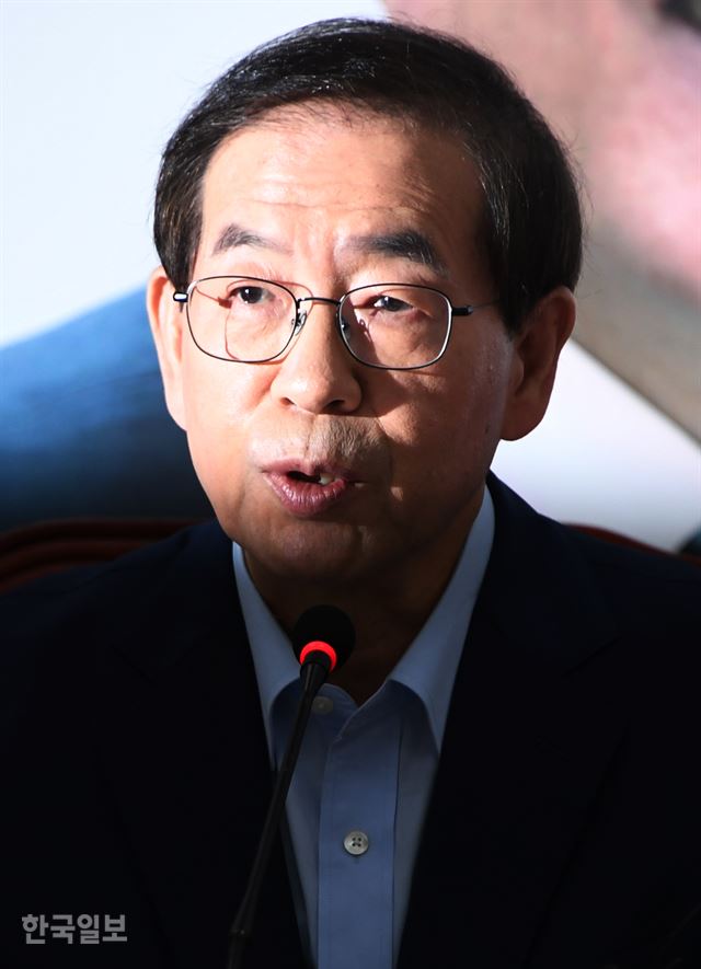 박원순 서울시장이 19일 오전 국회에서 열린 적폐청산TF 회의에 참석해 이명박 정부 당시 국가정보원의 이른바 '박원순 제압문건'과 관련해 이명박 전 대통령을 고소·고발하겠다고 밝히고 있다. 오대근기자