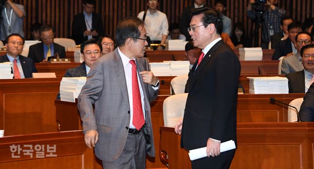 자유한국당 홍준표 대표, 정우택 원내대표가 김명수 대법원장 임명동의안 처리 논의를 위해 20일 오전 국회에서 열린 의원총회에서 대화하고 있다. 오대근기자 inliner@hankookilbo.com