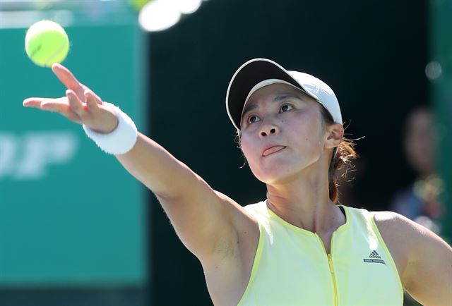 20일 오후 서울 송파구 올림픽공원 테니스경기장에서 열린 여자프로테니스(WTA) 투어 KEB하나은행·인천공항 코리아오픈 대회 대한민국 한나래 대 스페인 사라 소리베스 토르모 2회전 경기에서 한나래가 서브를 넣고 있다. 서울=연합뉴스