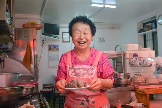 47년째 만나분식을 운영하고 있는 주인 이은자씨. 서울시 제공