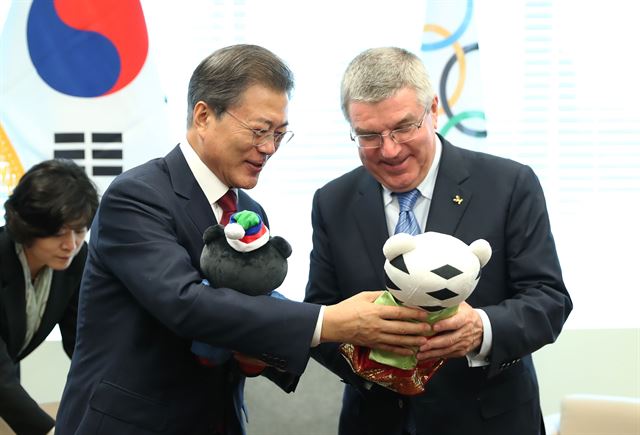 문재인 대통령이 20일 미국 뉴욕 유엔사무국에서 토마스 바흐 국제올림픽위원회(IOC) 위원장에게 평창동계올림픽 마스코트를 선물하고 있다. 뉴욕=청와대사진기자단