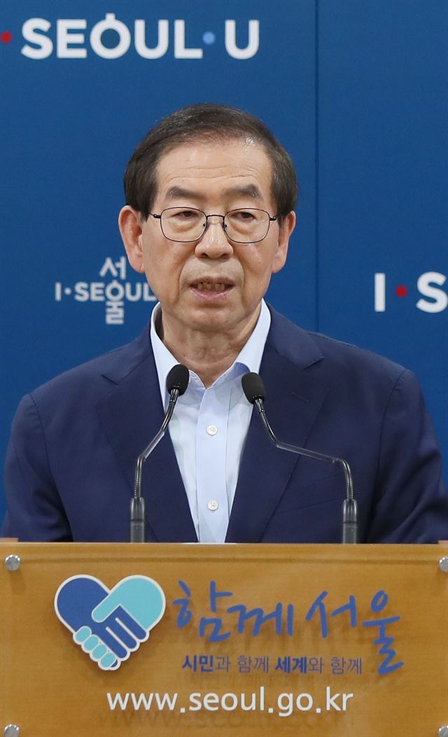 박원순 서울시장이 19일 서울시청 브리핑룸에서 이명박 전 대통령을 고소ㆍ고발한 취지를 밝히고 있다. 연합뉴스