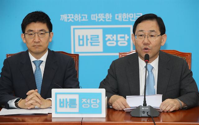 바른정당 주호영 당대표 권한대행 겸 원내대표가 21일 오전 국회에서 열린 의원총회에서 발언하고 있다. 연합뉴스