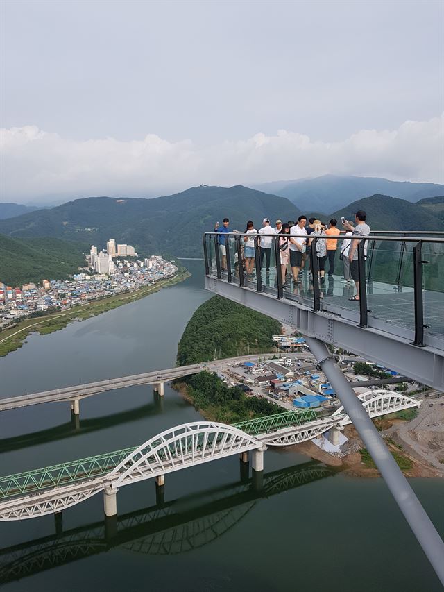 남한강 120m절벽 위에 설치된 만천하스카이워크의 하늘길. 투명 유리 위에서 아찔함을 느끼며 소백산과 남한강, 단양시내 풍경을 감상할 수 있다. 단양군 제공