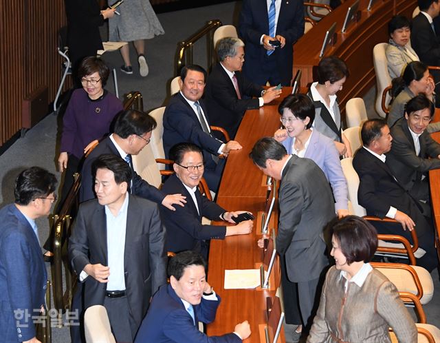 표결에 앞서 더불어민주당 현역의원 겸 장관인 도종환 문화체육관광부 장관, 김부겸 행정안전부 장관등이 국민의당 의석에 다가와 박지원 전 대표 등에게 표결 협조를 당부하고 있다. 오대근기자 inliner@hankookilbo.com