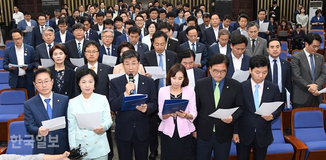 21일 오후 국회 본회의에서의 김명수 대법원장 후보자 임명동의안 이 상정을 앞두고 열린 더불어민주당 의원총회에서 임명동의 호소문을 낭독하고 있다. 오대근기자 inliner@hankookilbo.com