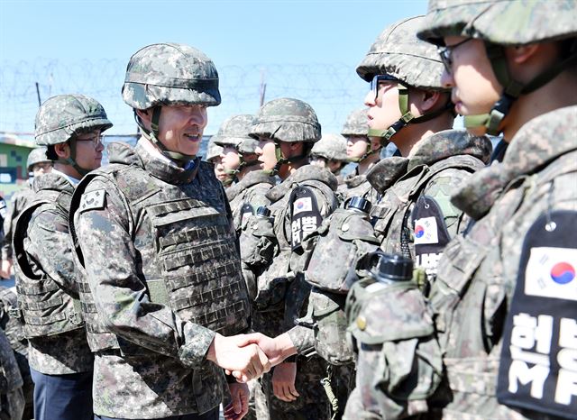 송영무 국방부 장관(앞줄 왼쪽 두번째)과 국회 국방위원장인 바른정당 김영우 의원(왼쪽)이 21일 육군 제6보병사단 최전방 GP를 방문해 장병들과 악수하고 있다. 국방부 제공=연합뉴스