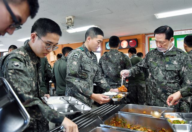 송영무 국방부 장관이 21일 육군 제6보병사단 최전방 GP를 방문해 장병들에게 배식하고 있다. 국방부 제공=연합뉴스