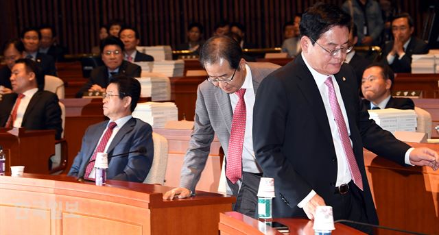 자유한국당 홍준표 대표와 정우택 원내대표 등 참석 의원들이 21일 오후 국회에서 열린 김명수 대법원장 후보자의 인준안 부결을 촉구하는 의원총회에 참석하고 있다.배우한 기자