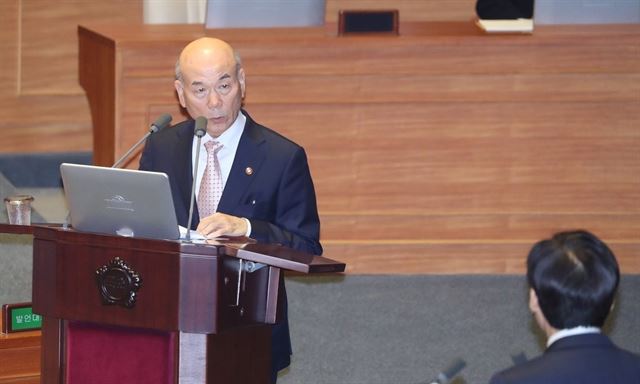 이효성 방송통신위원장이 14일 오후 국회 본회의에서 열린 교육·사회·문화 분야에 대한 대정부질문에서 발언하고 있다. 연합뉴스