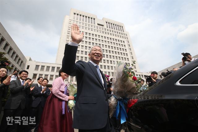 [저작권 한국일보] 서초구 대법원에서 열린 퇴임식을 마치고 차량에 오르는 양승태 대법원장