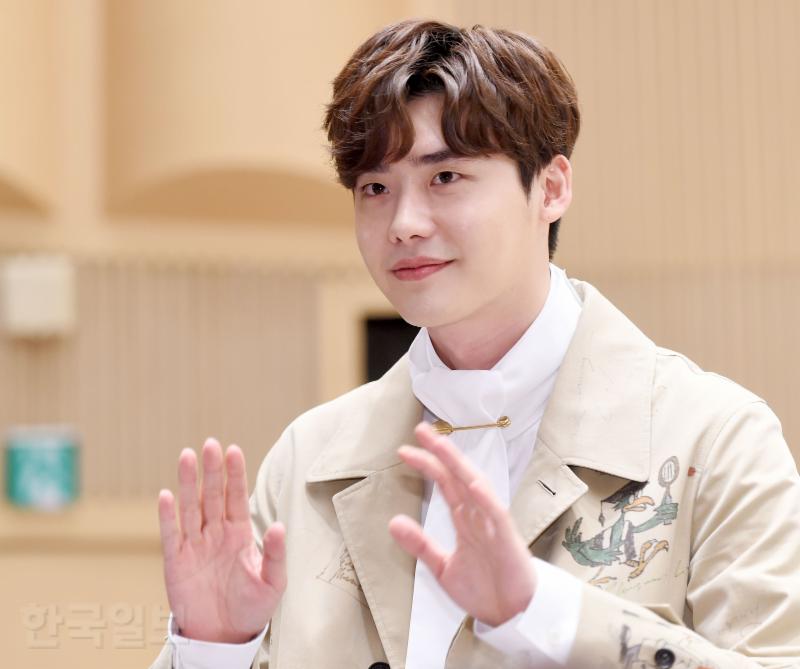 배우 이종석이 22일 오후 서울 양천구 목동 SBS에서 열린 SBS 새 수목드라마 '당신이 잠든 사이에' 제작발표회에 참석했다.