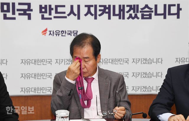 자유한국당 홍준표 대표가 22일 서울 여의도 당사에서 열린 최고위원회의에서 넥타이로 눈을 닦고 있다.배우한 기자