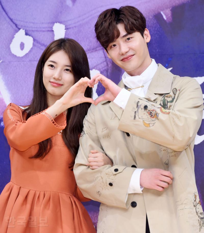 배우 배수지, 이종석이 22일 오후 서울 양천구 목동 SBS에서 열린 SBS 새 수목드라마 '당신이 잠든 사이에' 제작발표회에 참석해 포즈를 취하고 있다. 이지숙 기자