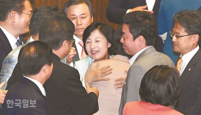 21일 여의도 국회 본회의장에서 김명수 대법원장 임명동의안이 가결되자 더불어민주당 추미애 대표, 우원식 원내대표 등 의원들이 즐거운 표정으로 서로 인사하고 있다. 배우한 기자