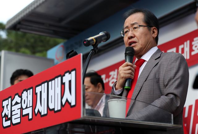 자유한국당 홍준표 대표가 15일 오후 대구시 중구 덕산동 동아백화점 앞에서 열린 전술핵 배치 대구·경북 국민보고대회에서 발언하고 있다. 연합뉴스