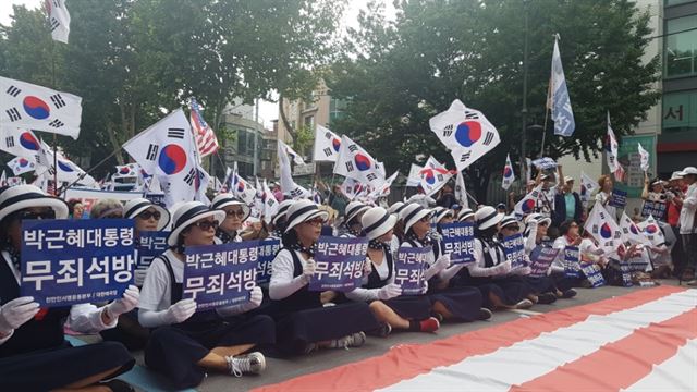 박근혜 전 대통령 무죄서명 운동본부는 오후 2시부터 종로구 마로니에 공원 앞에서 약 3,000명(경찰 추산)이 참석한 가운데 ‘박 전 대통령 무죄 석방 서명운동’ 집회를 가졌다. 이상무 기자