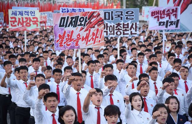 북한이 미국에 대해 사상 최고의 초강경 대응을 선언한 김정은 노동당 위원장의 성명을 지지하는 집회를 잇달아 열고 반미 의지를 다지고 있다. 23일 반미 대결전 총궐기 군중 집회가 평양에서 열렸다고 24일 북한 관영 조선중앙통신이 보도했다. 사진은 집회 장면. 연합뉴스