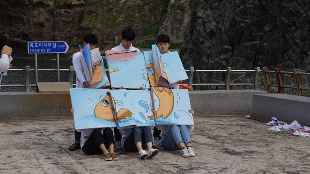 대구대 학생들이 과거 일제의 학살로 멸종한 독도 강치가 돌아와 줬으면 하는 바람을 담아 직접 제작한 ‘독도 강치 카드섹션’을 선보이고 있다. 김재현기자 k-jeahyun@hankookilbo.com