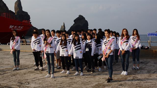 미스대구경북수상자와 경북도 학생 40여명이 독도선착장에서 '홀로아이랑' 합창을 하고 있다. 김재현기자 k-jeahyun@hankookilbo.com