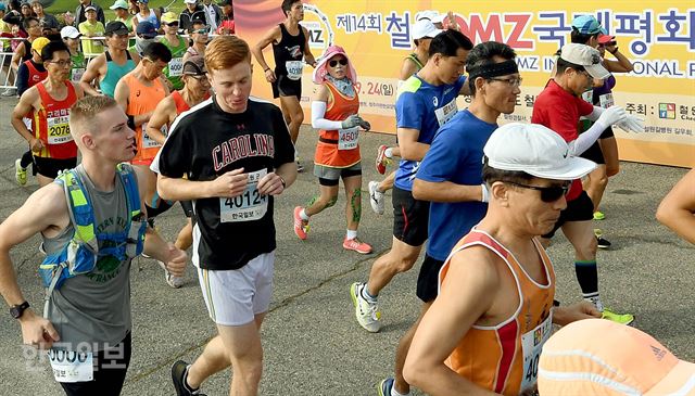 한국일보와 강원 철원군이 공동주최하고 철원군체육회가 주관한 '철원 DMZ국제평화마라톤대회'가 24일 강원도 철원군 일대에서 열렸다. 외국인 참가자들이 고석정에서 힘찬 출발을 하고 있다. 서재훈기자