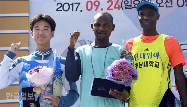 남자 풀코스 1위 Joel kimaru keiyo(가운데), 2위 문삼성(왼쪽), 3위 김창원이 시상식을 마치고 포즈를 취하고 있다. 서재훈기자 spring@hankookilbo.com