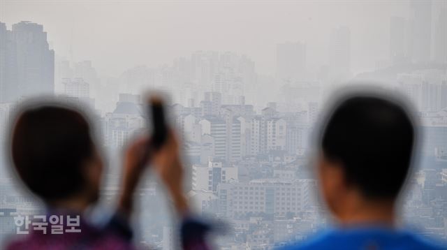 [저작권 한국일보] 24일 서울 남산에서 바라본 도심