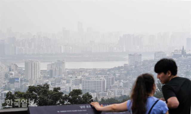 [저작권 한국일보] 24일 서울 남산에서 바라본 도심