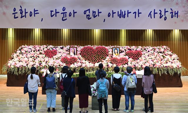 [저작권 한국일보] 세월호 참사 희생자 ‘조은화, 허다윤 양 이별식’을 찾은 조문객이 헌화하고 있다.