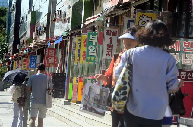 수수료 절감을 내세운 부동산중개 관련 스타트업이 속속 등장하며 기존 공인중개사무소와의 갈등이 증폭되고 있다. 사진은 중개업소의 반발이 유독 심한 서울 강남권의 한 부동산 밀집 상가 모습. 뉴시스