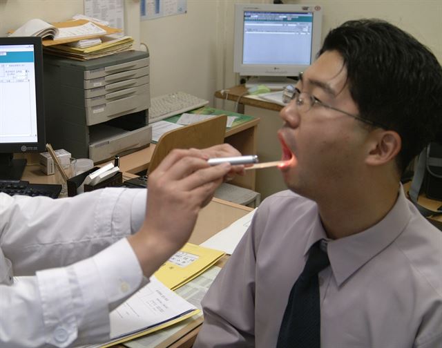 감기 진찰받는 환자. 한국일보 자료사진