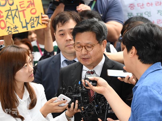 고용노동부의 부당노동행위 혐의 조사에 불응해 체포영장이 발부된 김장겸 MBC 사장이 5일 오전 서울서부고용노동지청에 출석하고 있다. 류효진기자