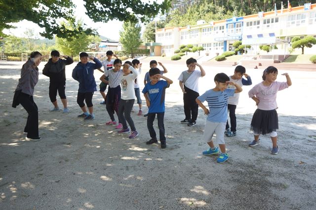 안동시 도산면 온혜초등 학생들이 안동국제탈춤축제 기간을 맞아 탈춤 따라 배우기 시간을 가졌다. 온혜초 제공