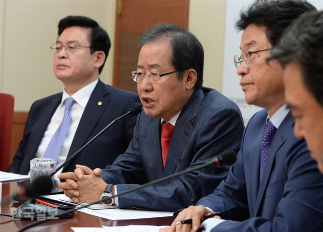 자유한국당 홍준표 대표가 25일 오전 서울 여의도 당사에서 열린 최고위원회의에서 발언하고 있다. 오대근기자