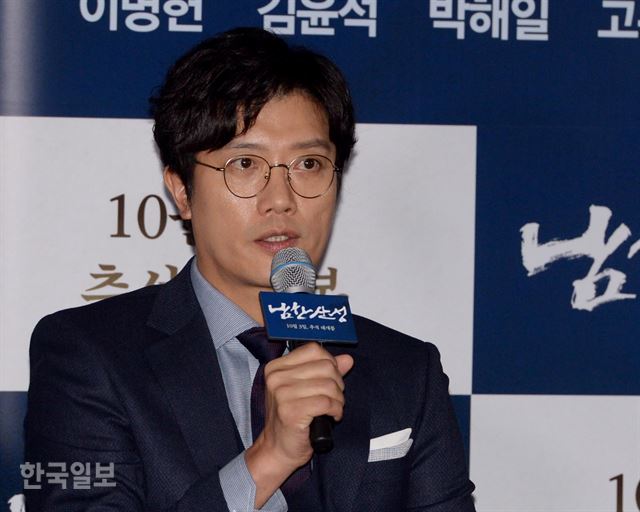 배우 박희순이 25일 오후 서울 용산구의 한 멀티플렉스에서 열린 영화 '남한산성' 언론배급시사회에서 인사말을 하고 있다. 최지이 인턴기자