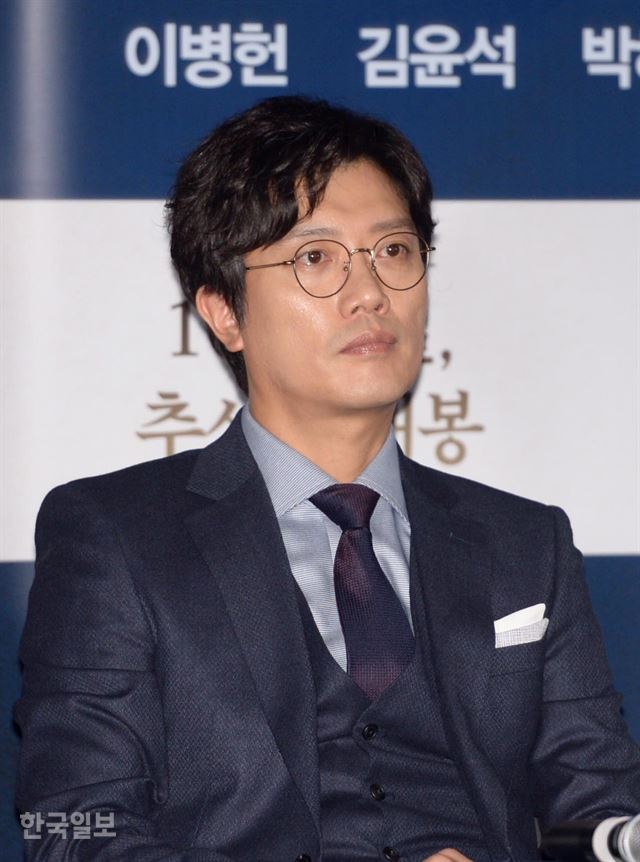 배우 박희순이 25일 오후 서울 용산구의 한 멀티플렉스에서 열린 영화 '남한산성' 언론배급시사회에서 취재진의 질문을 듣고 있다. 최지이 인턴기자