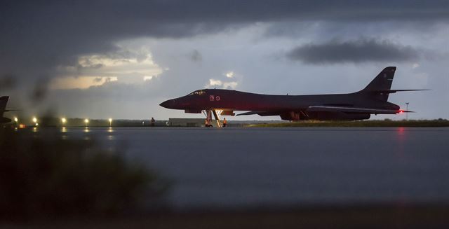 미국 전략폭격기 B-1B 랜서가 23일(현지시간) 북한 동해의 국제공역을 비행하는 '무력시위'를 펼치기에 앞서 괌에 있는 앤더슨 공군기지에서 출격을 준비하고 있다. 미군제공